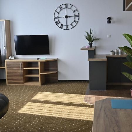 Aparthotel Legnica - Apartamenty Z Aneksem Kuchennym Экстерьер фото